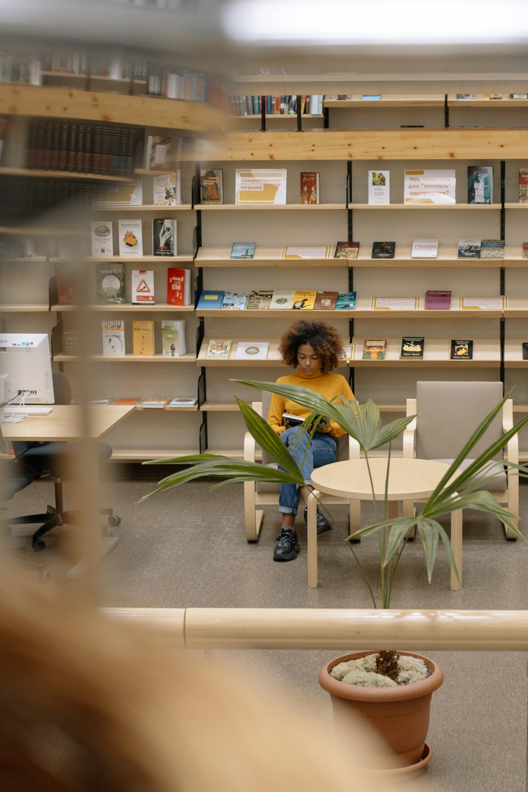 Une fille dans une bibliothèque